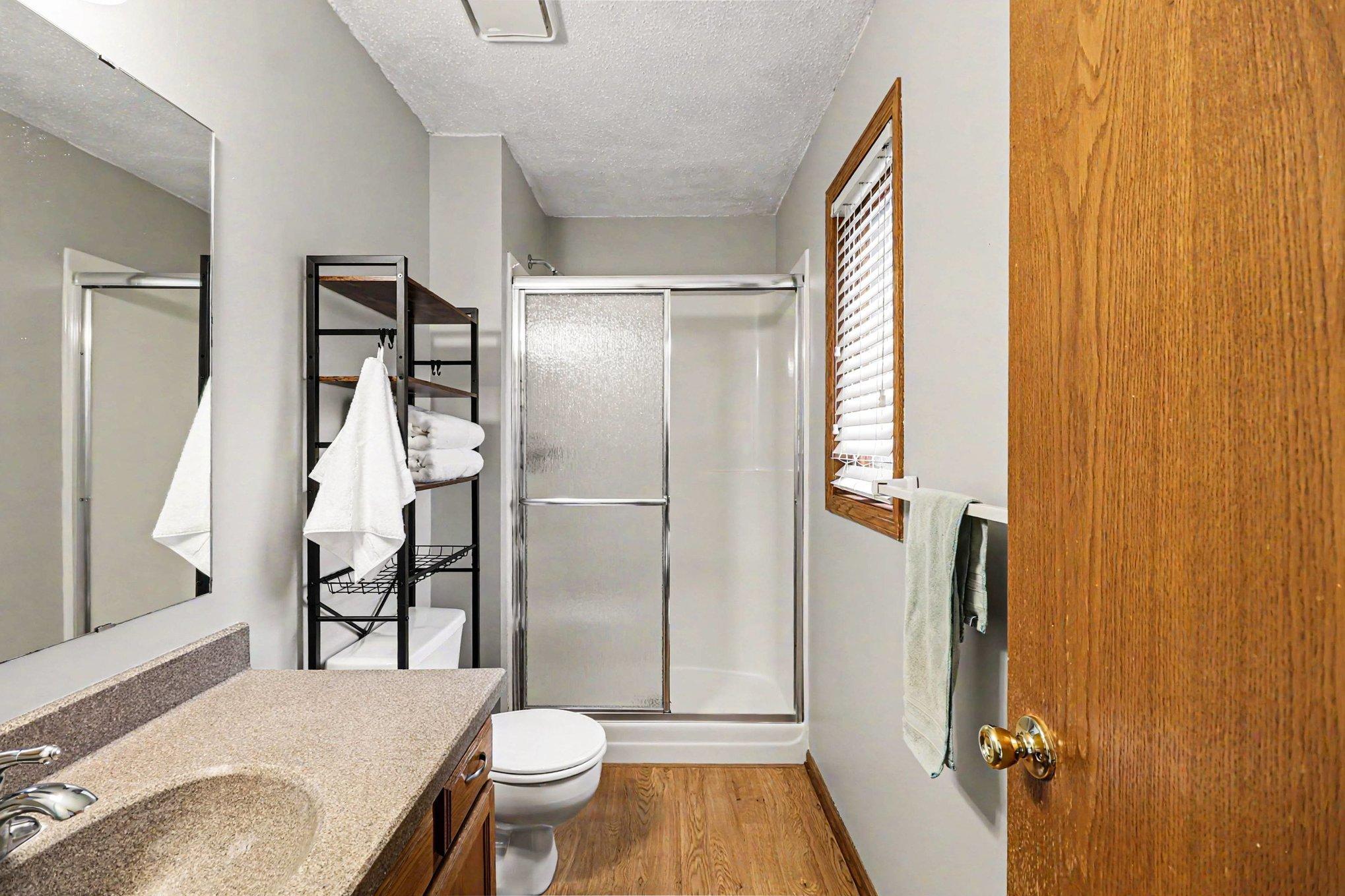 primary 3/4 en-suite bath