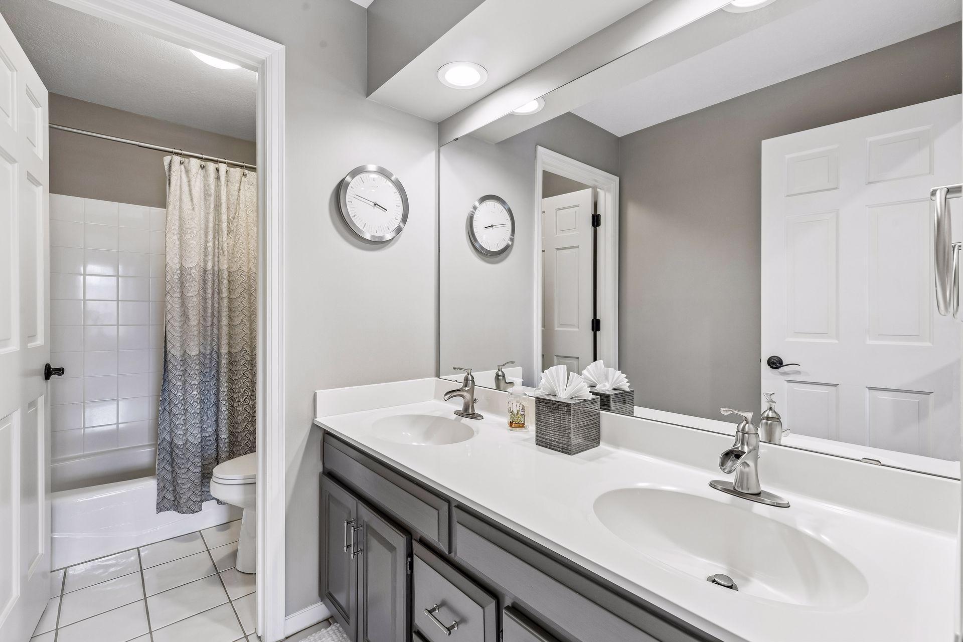 Upper Level Full Bath