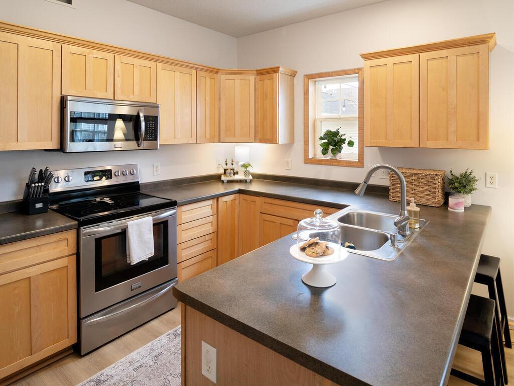 There is a counter peninsula overhangs making it a perfect spot to enjoy a quick snack or meal.