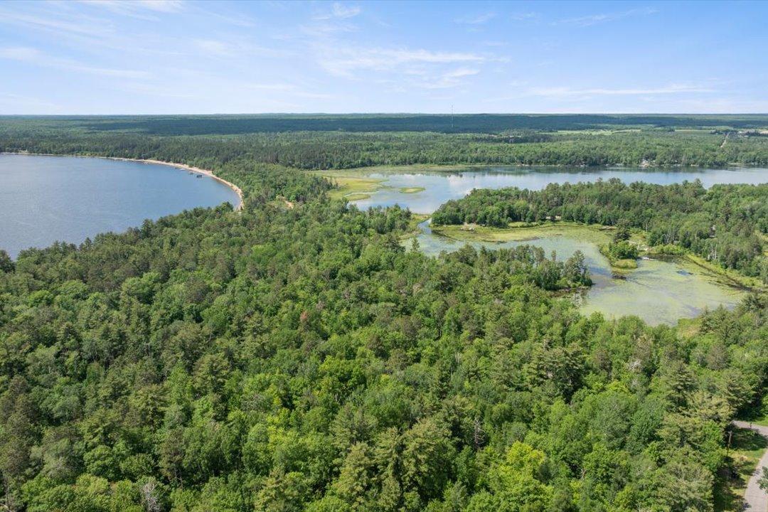 An exceptional location near Upper Whitefish Lake, with Mud Lake providing a water route through Arrowhead Lake to the Whitefish Chain.