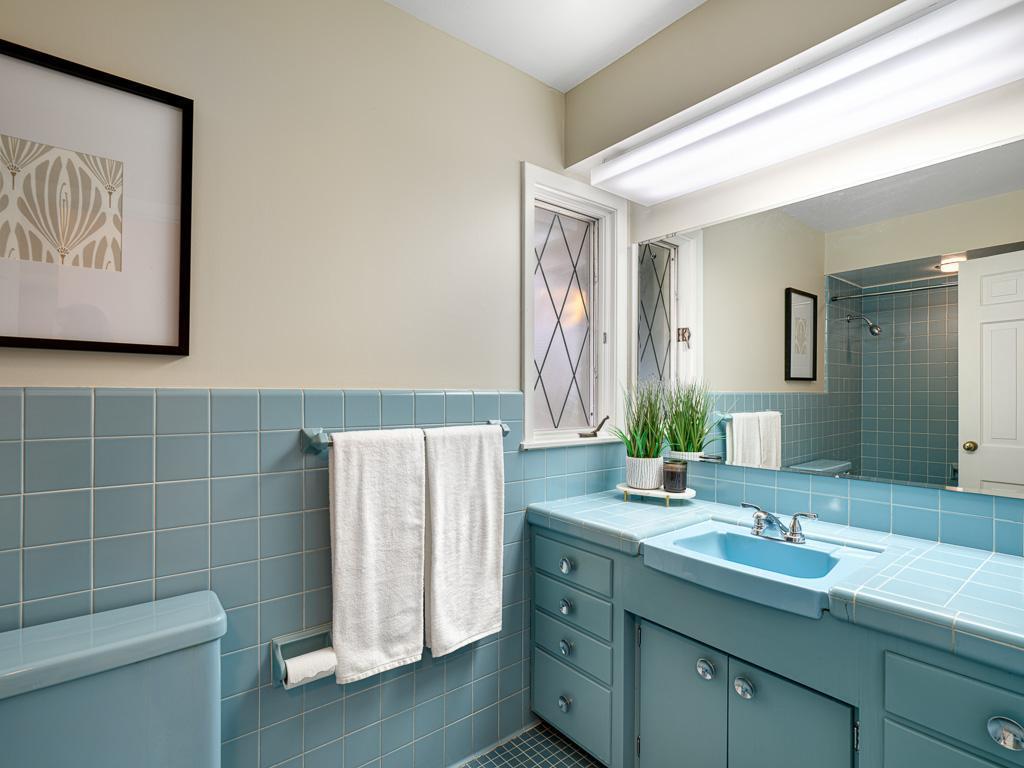 Full bathroom conveniently located on the main floor