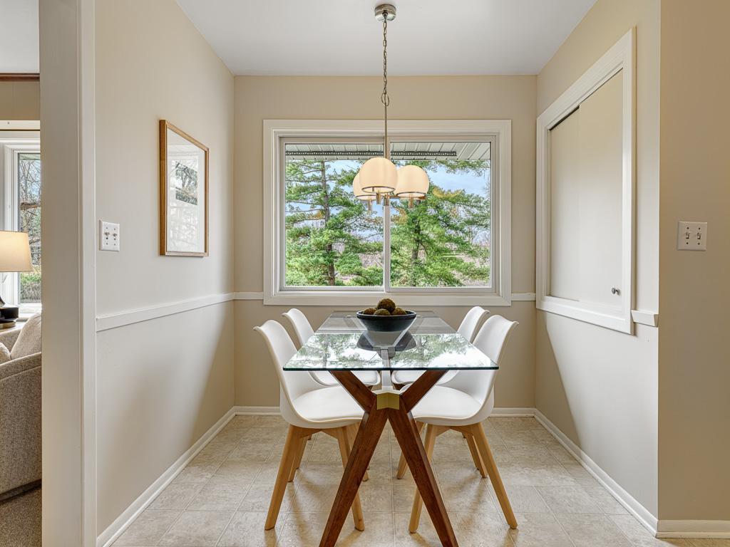 Picture-perfect informal dining by the window