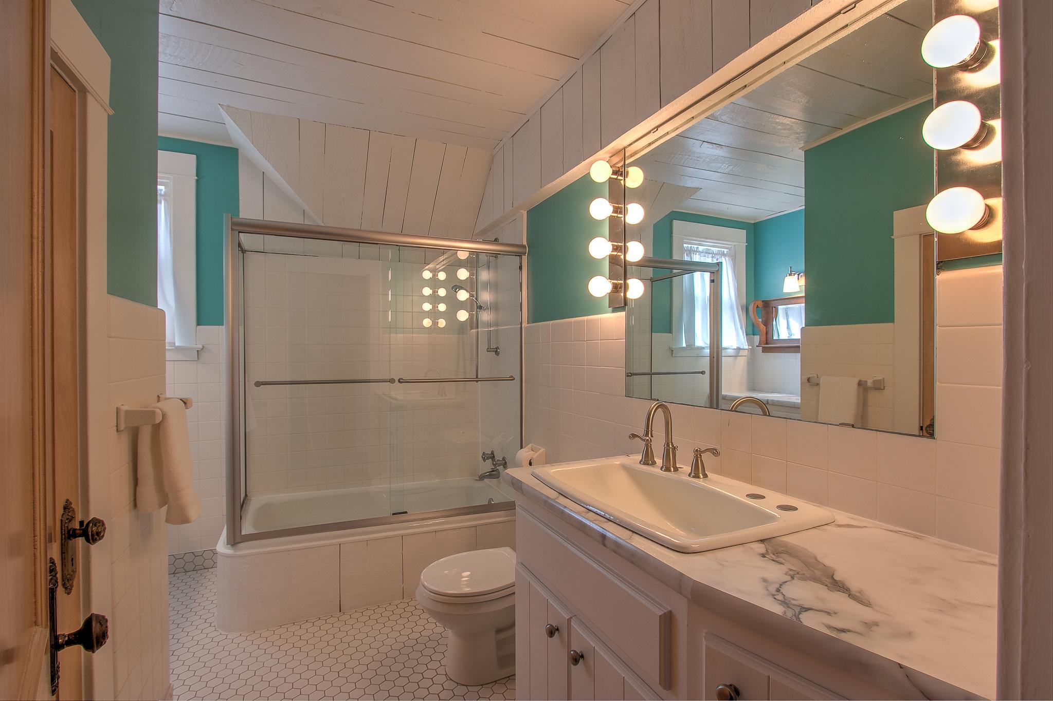 Upper Level Full Bathroom