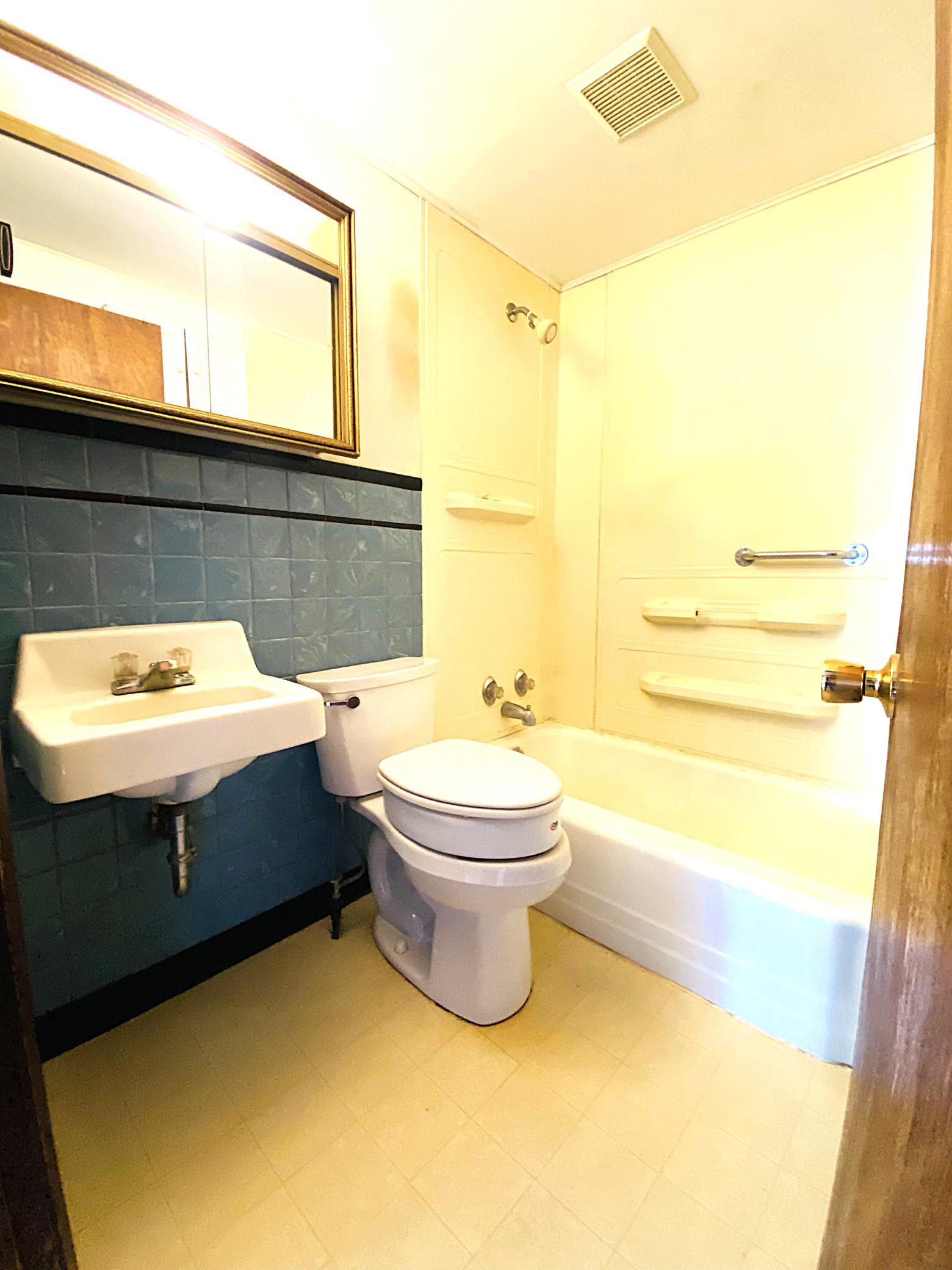 Main bathroom.jpeg