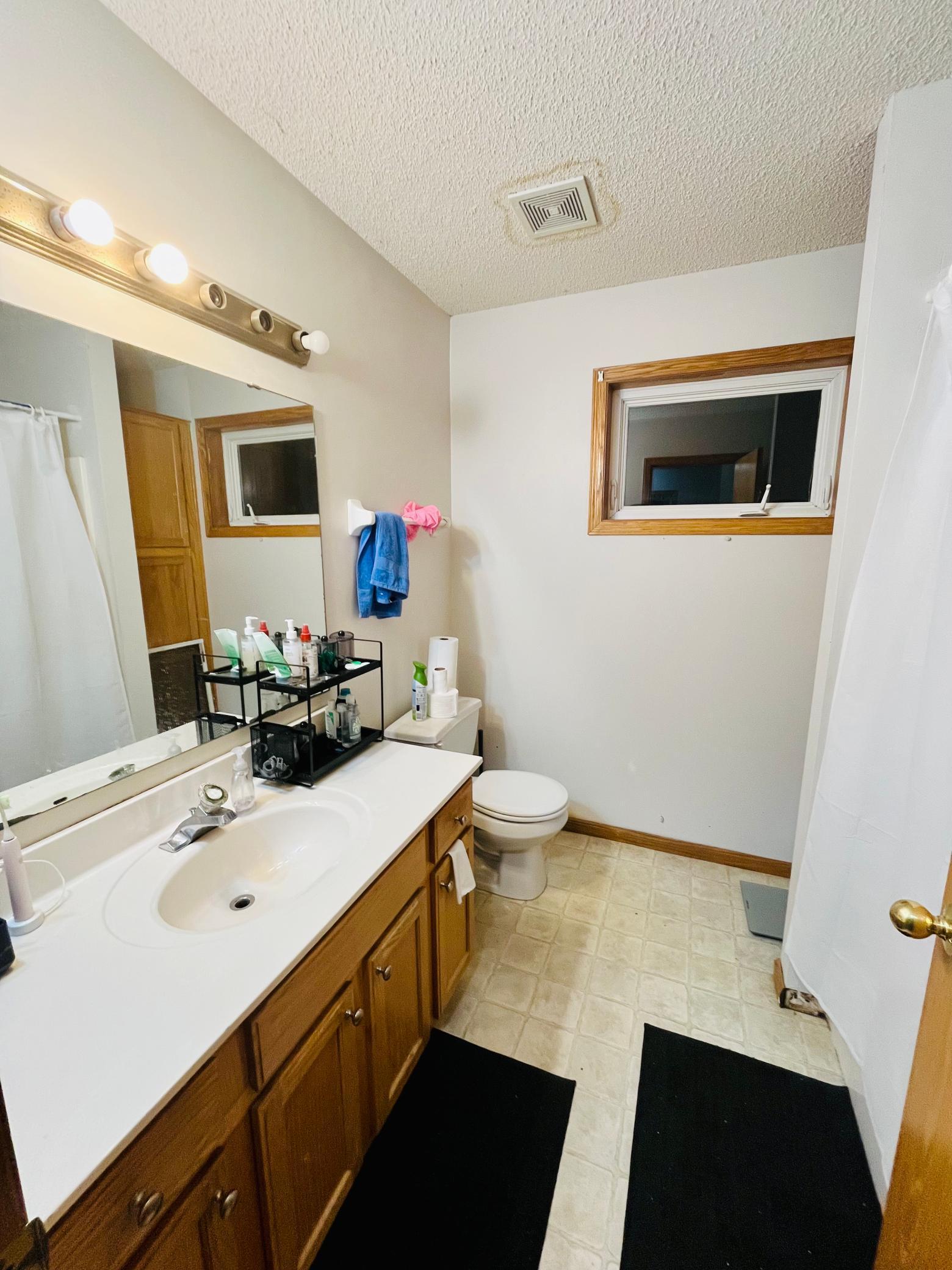 Upper level full bathroom