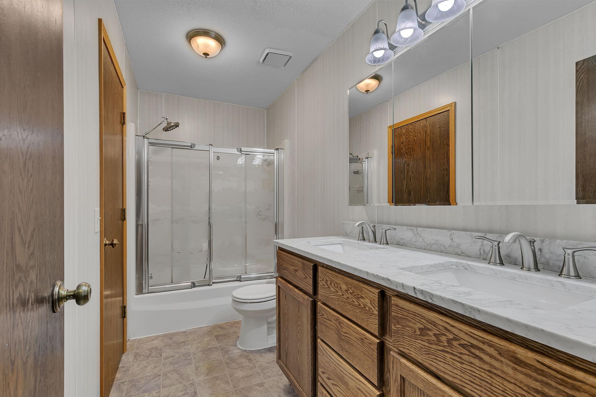 Full MF bath updated in 2022 and has dual sinks!