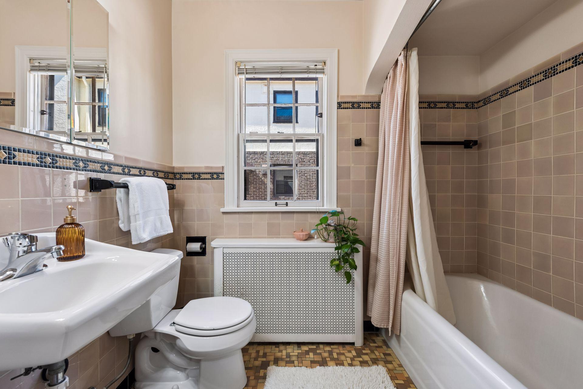 Main floor full bath