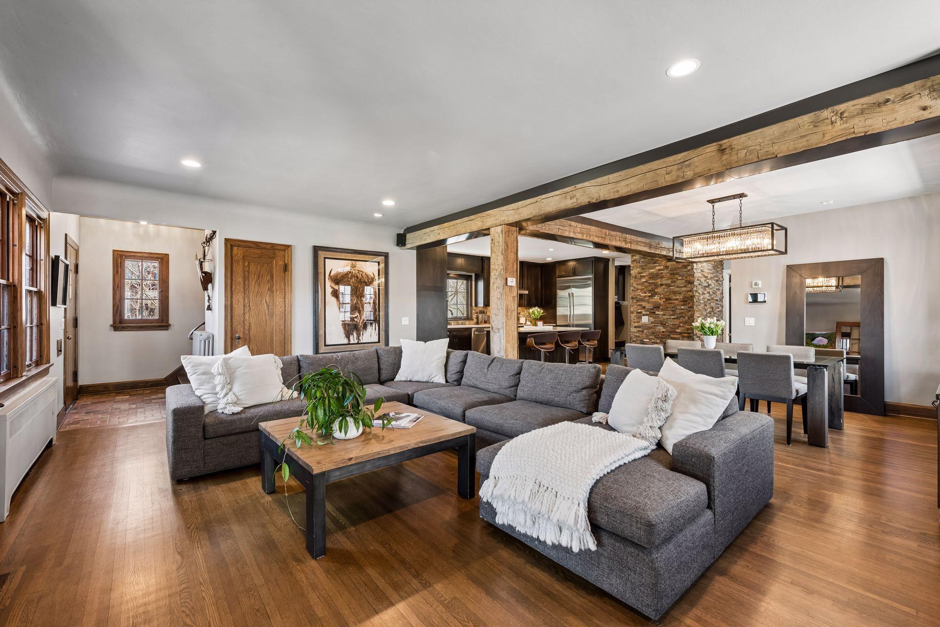 Open to dining & kitchen