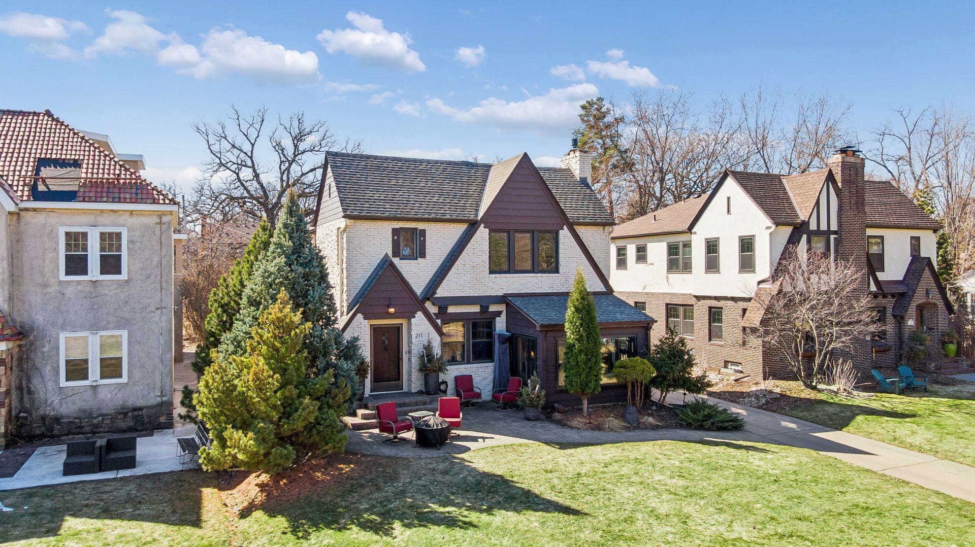 Entertaining areas in front and back