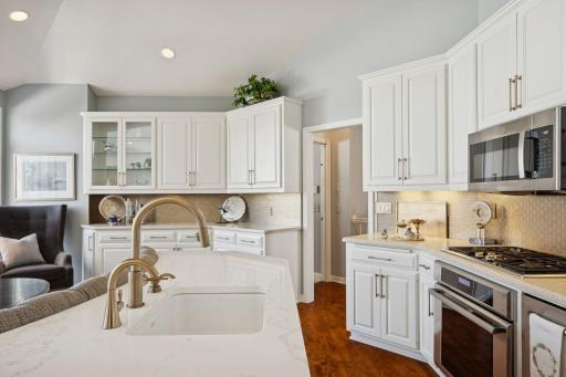 550 Waycliffe Drive N, Wayzata, MN 55391