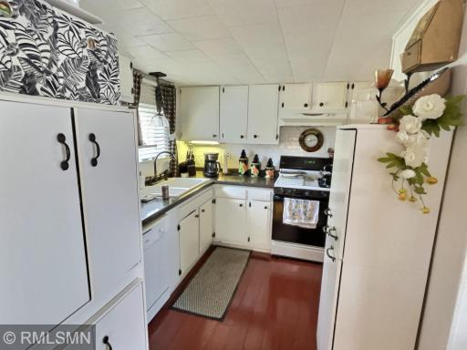 This kitchen offers plenty of room for entertaining and making your favorite dish.