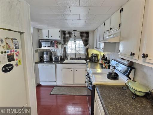 Enjoy this nice spacious kitchen with nice appliances.