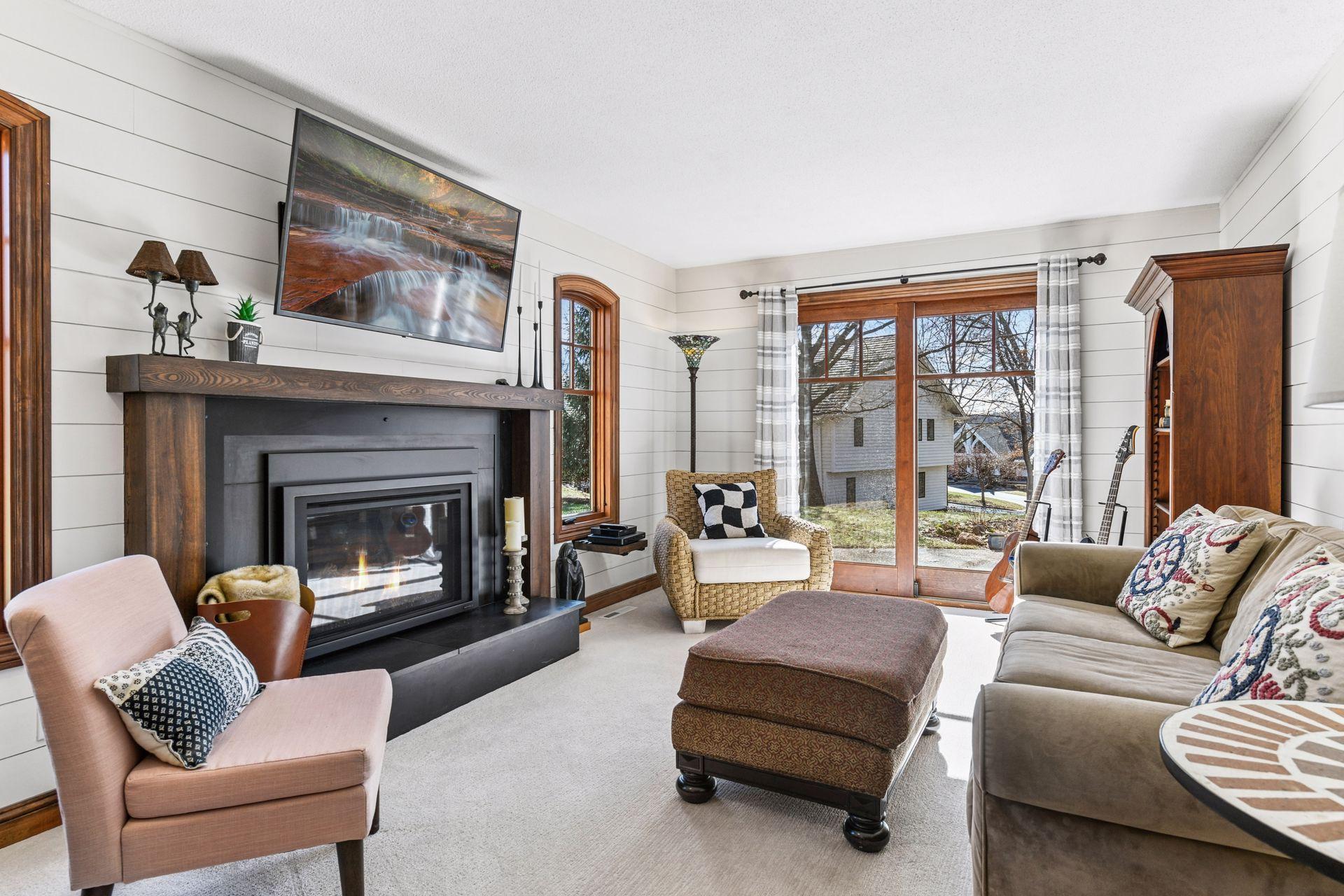 Cozy main floor den/tv room with gas fp