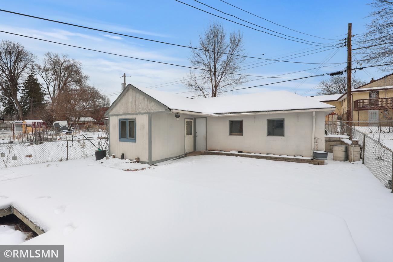 What a bonus! Large outbuilding right in the City!