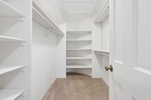 âSpacious walk-in closet with ample hanging space and built-in shelving.â