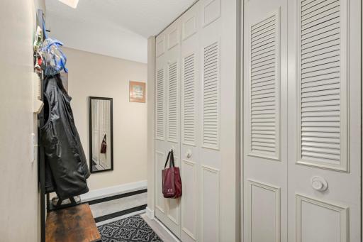 10501 Cedar Lake Rd, 420, Minnetonka, MN 55305