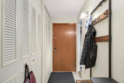 10501 Cedar Lake Rd, 420, Minnetonka, MN 55305