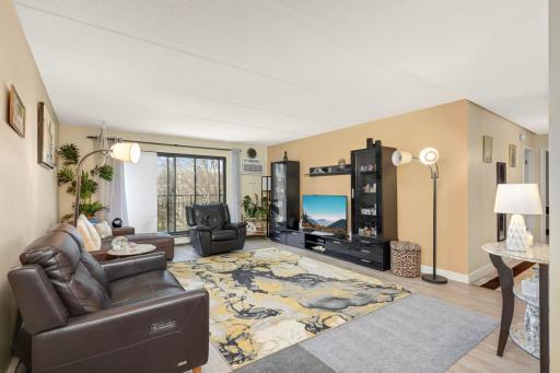 10501 Cedar Lake Rd, 420, Minnetonka, MN 55305