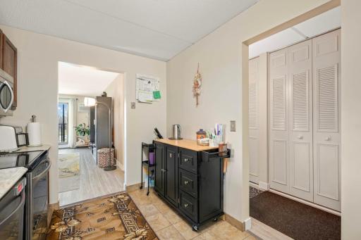 10501 Cedar Lake Rd, 420, Minnetonka, MN 55305