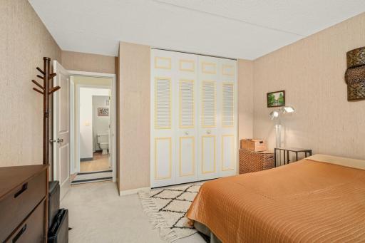 10501 Cedar Lake Rd, 420, Minnetonka, MN 55305