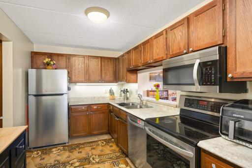 10501 Cedar Lake Rd, 420, Minnetonka, MN 55305