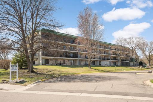 10501 Cedar Lake Rd, 420, Minnetonka, MN 55305