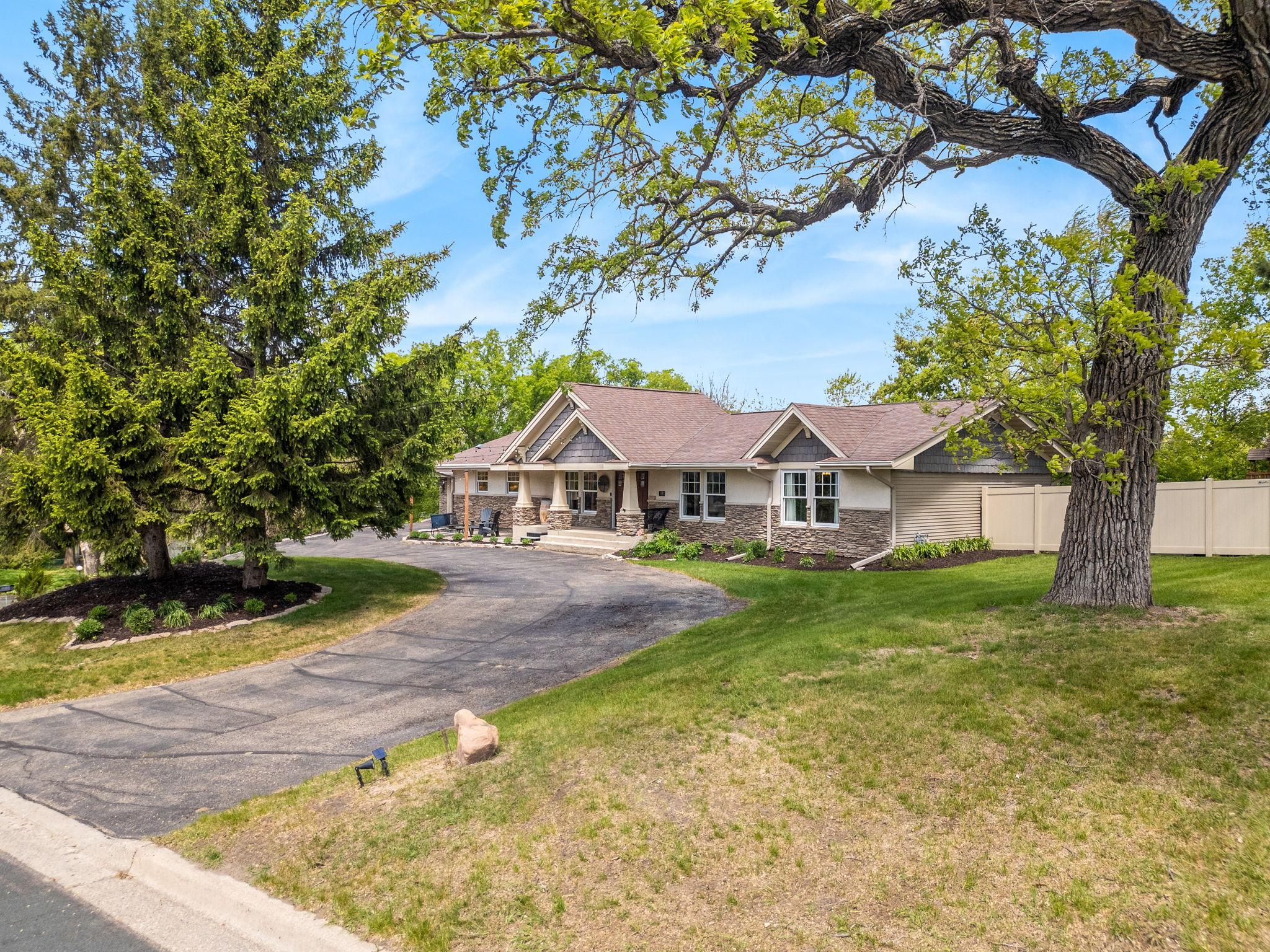 Spacious front driveway.