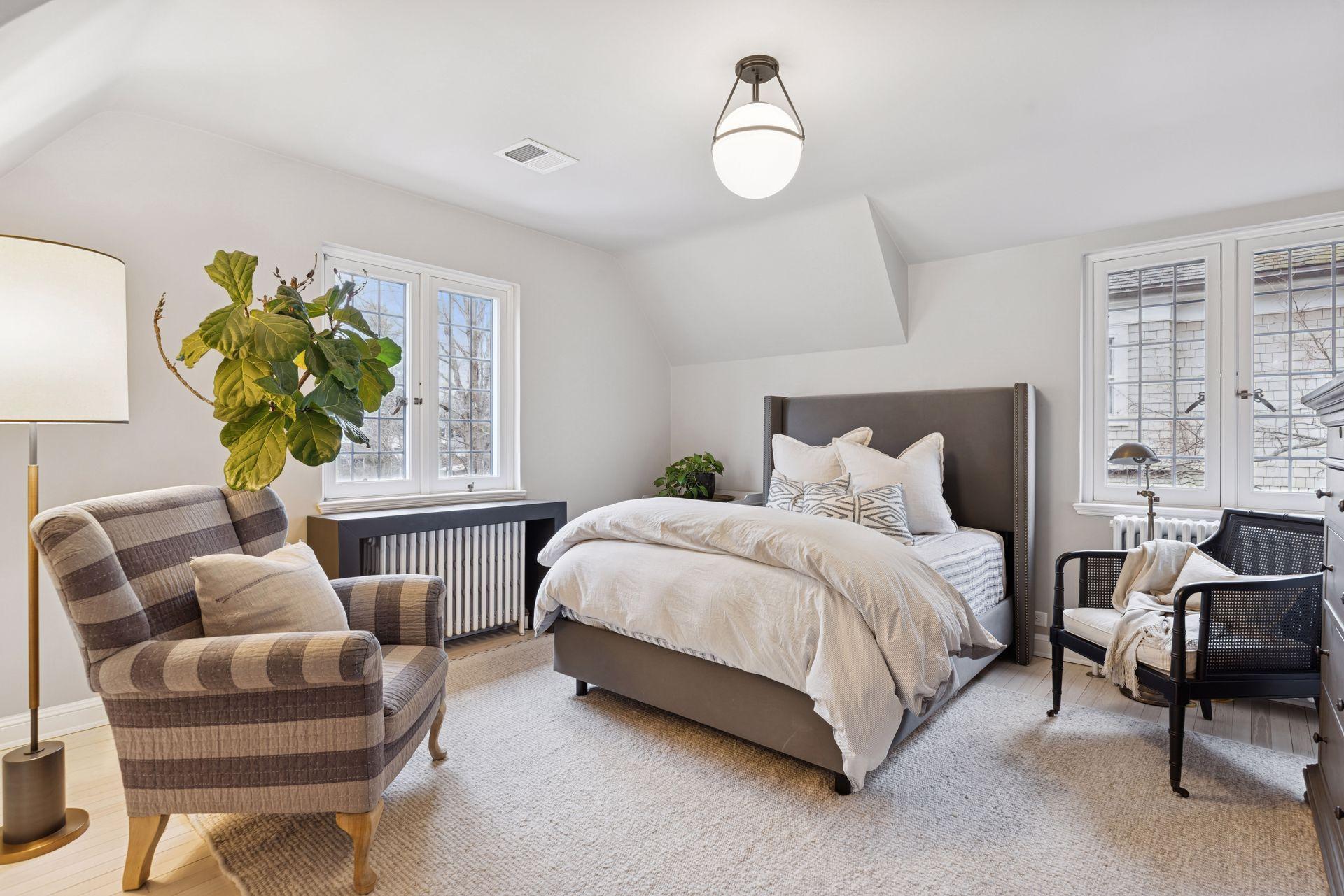 Second bedroom with en suite bath.