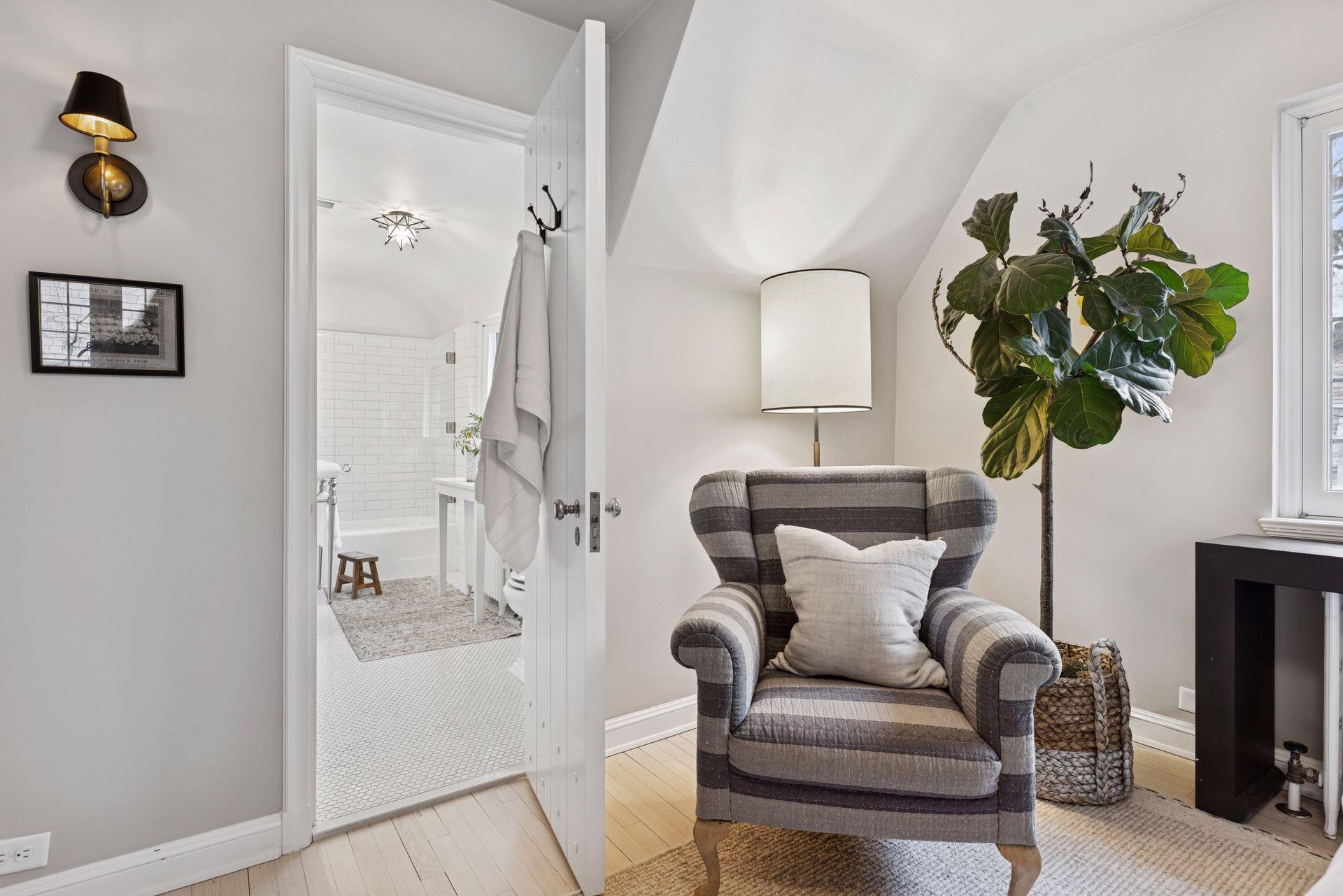 Second bedroom with en suite bath.