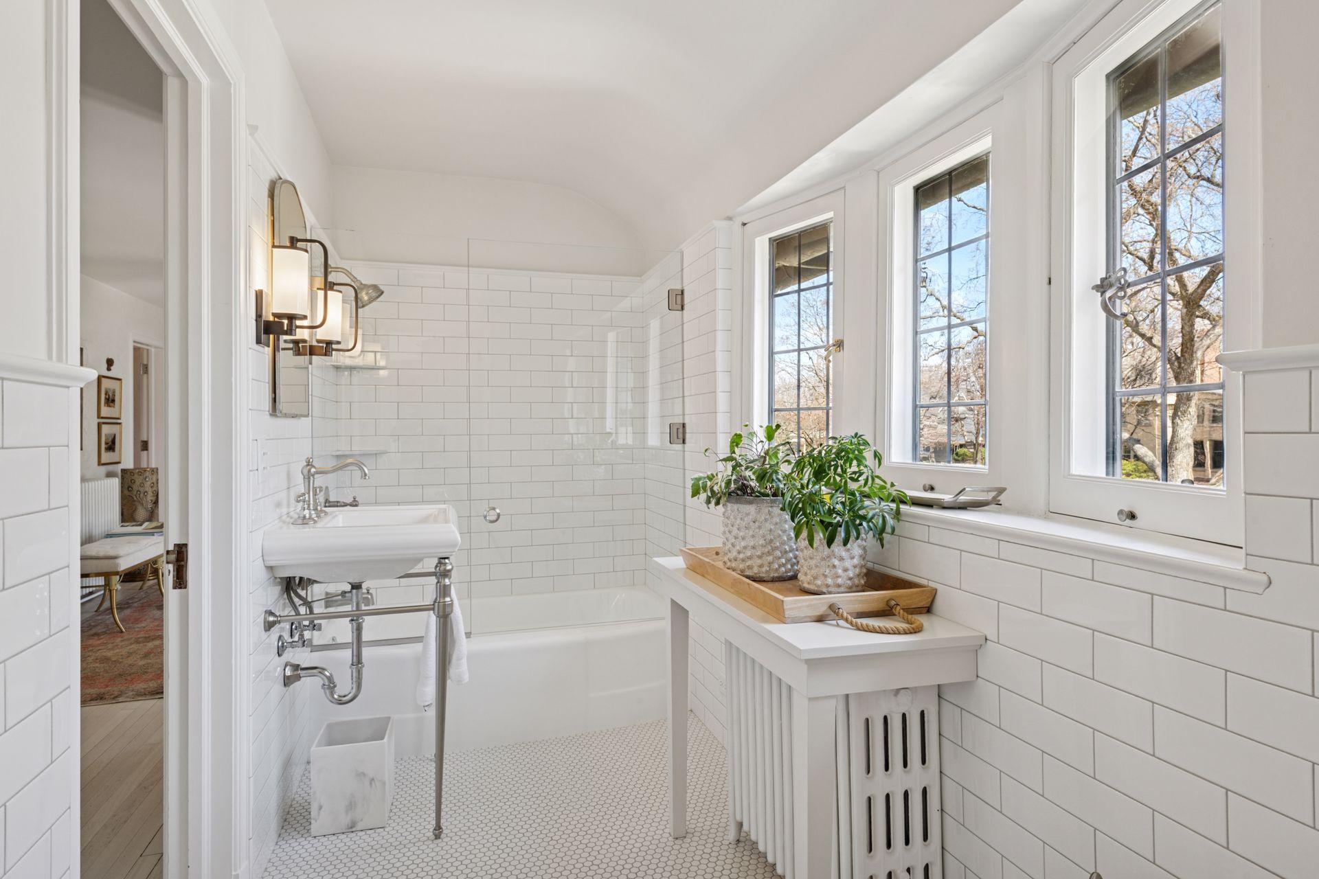 2nd upper level bath with hallway access.