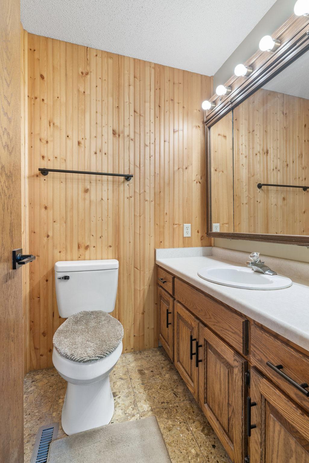 27-web-or-mls-9069 Jeffery Ave S-27.jpg