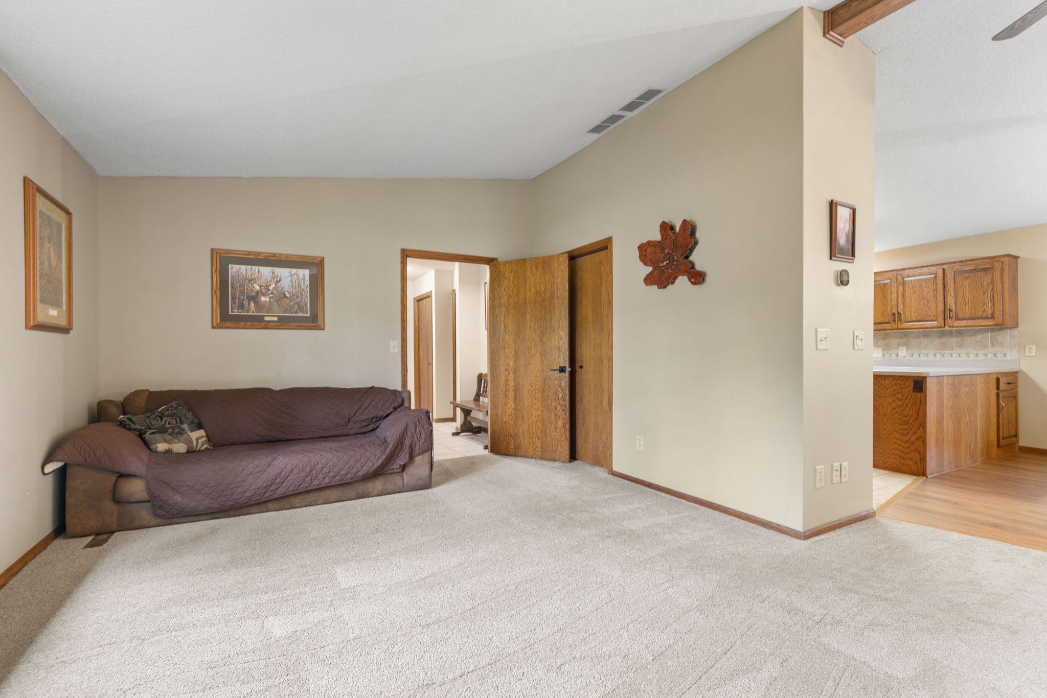 16-web-or-mls-9069 Jeffery Ave S-16.jpg