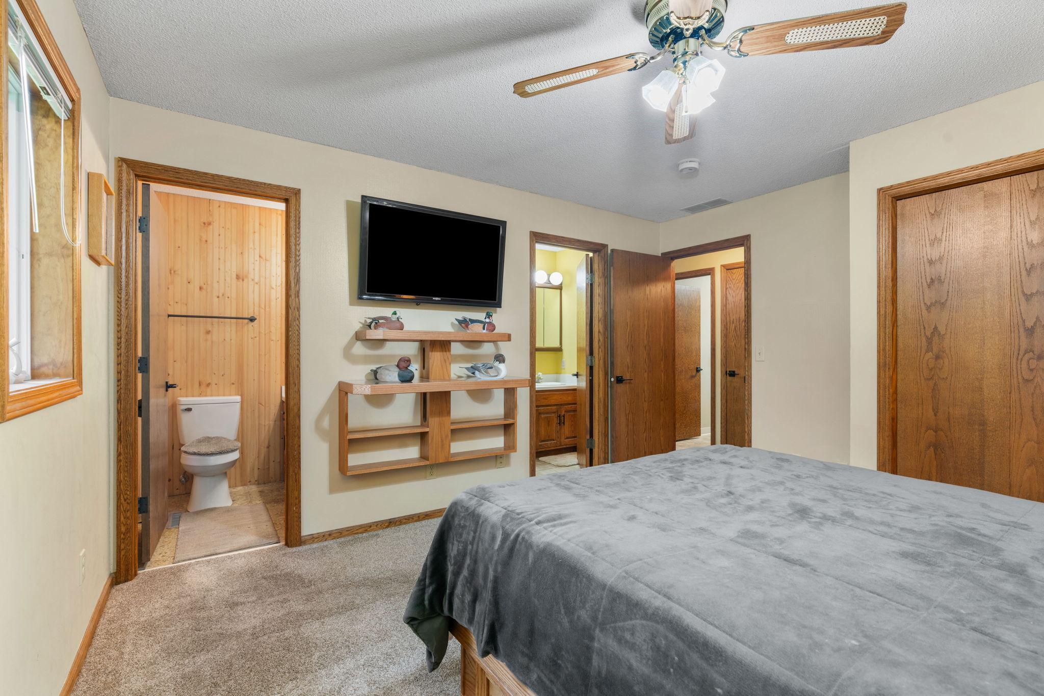 25-web-or-mls-9069 Jeffery Ave S-25.jpg