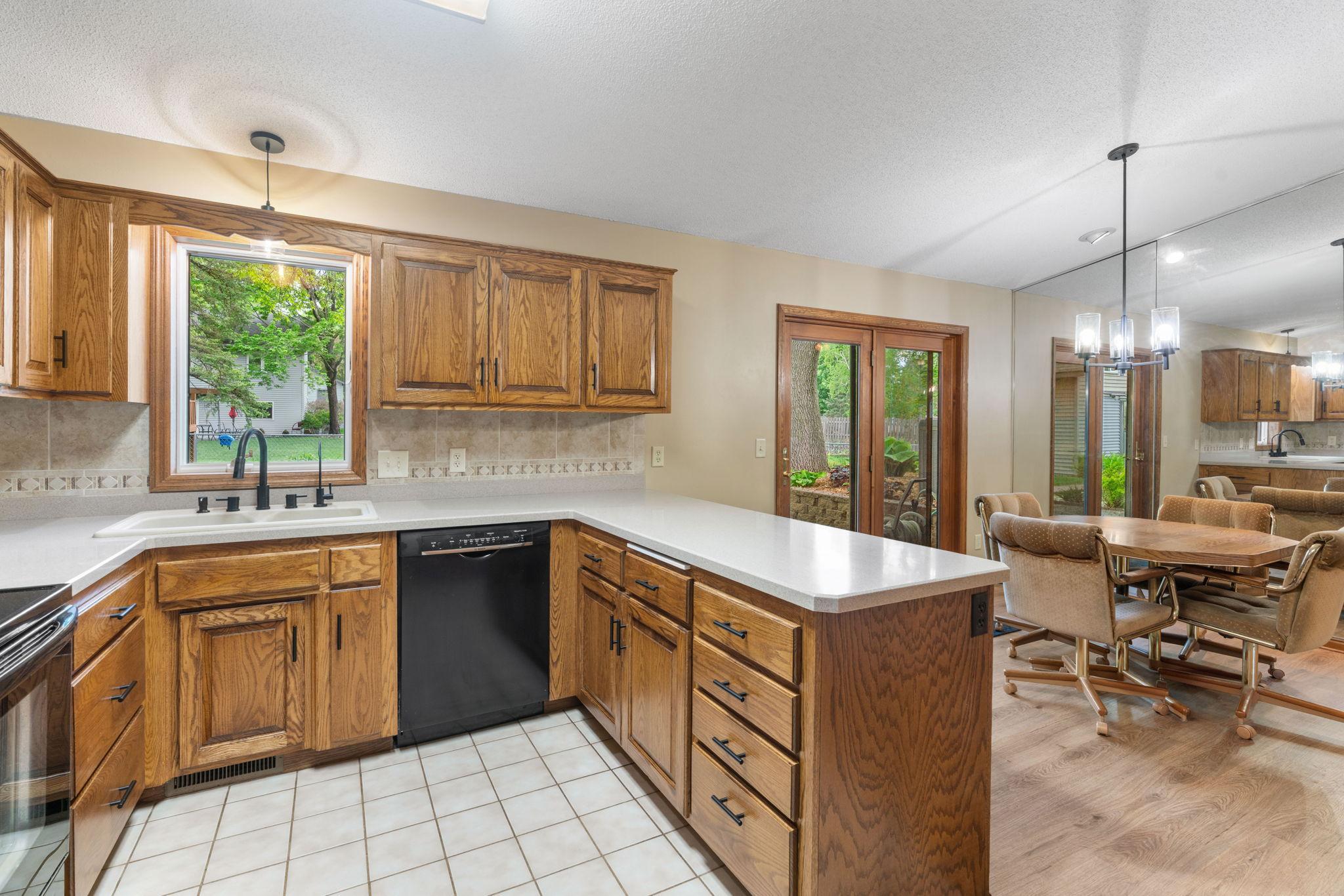 21-web-or-mls-9069 Jeffery Ave S-21.jpg