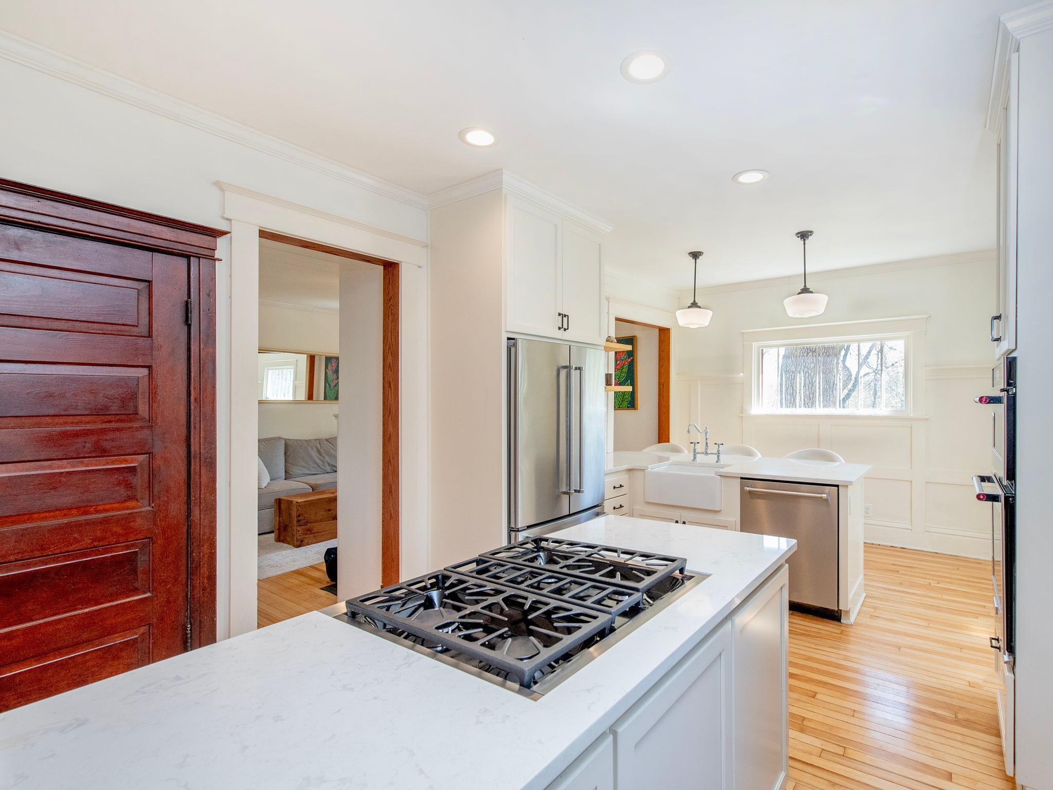 Center island with cooktop