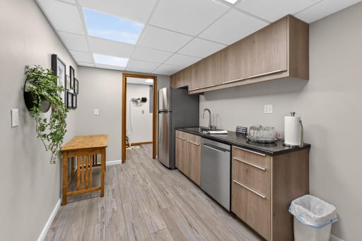 Wet/Bar - kitchenette makes entertaining an ease