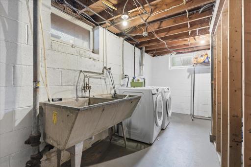 6712 Ewing Avenue N, Brooklyn Center, MN 55429