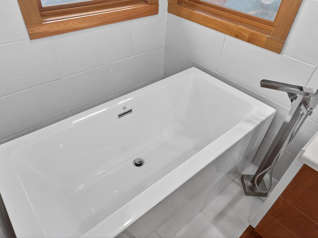 Primary Bathroom Suite: Separate tub and shower for comfort 34290 Lanesboro Ct North Branch MN 55056 USA-050-026-048-MLS_Size.jpg