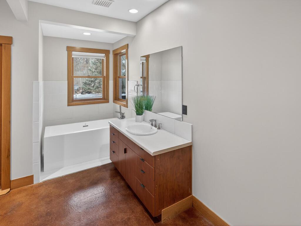Clean Bathroom Design: Bright and functional main suite bath 34290 Lanesboro Ct North Branch MN 55056 USA-049-055-047-MLS_Size.jpg
