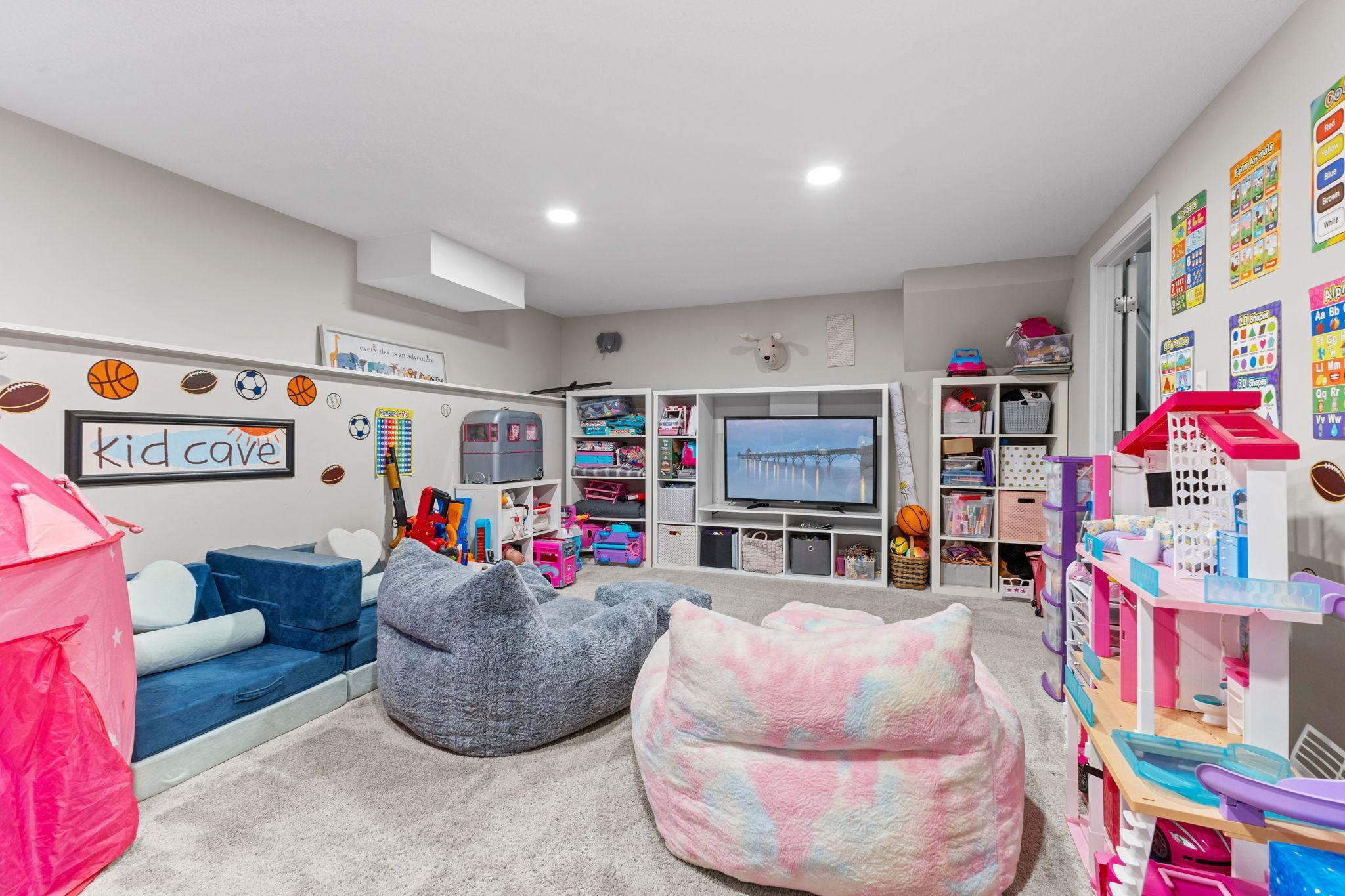 With multiple indoor and outdoor living spaces, you won't lack in space to entertain or relax!