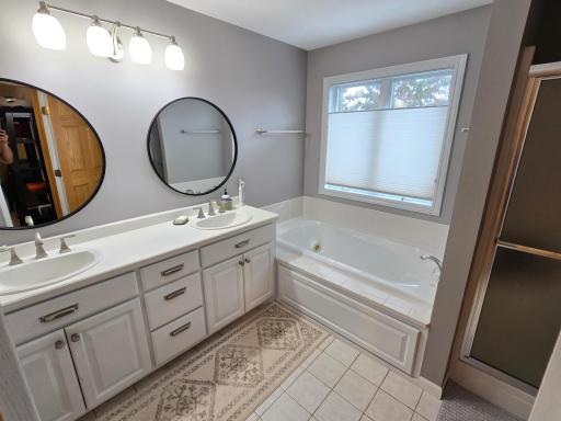 Private primary full bath with double sinks and jetted tub