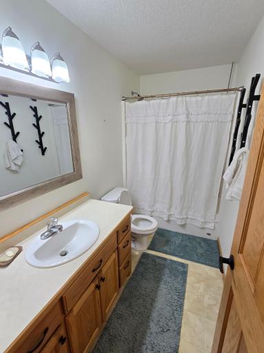 Full bath on the upper level to serve the other bedrooms