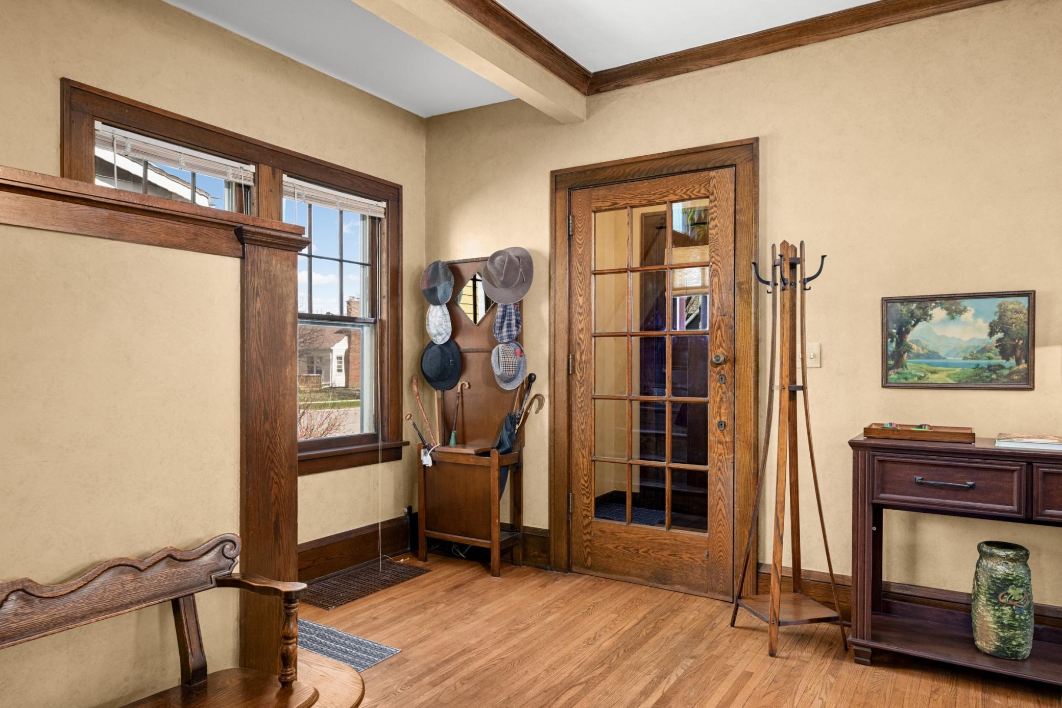 entry hall, closet in the vestibule, plenty of space to welcome guests!