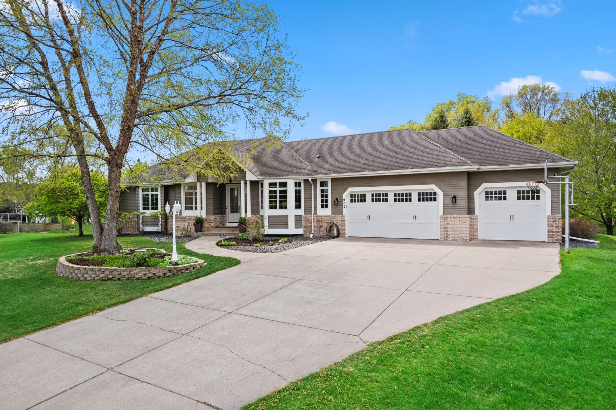 Vivid Spaces_ 652 136th Ln NE_01.jpg