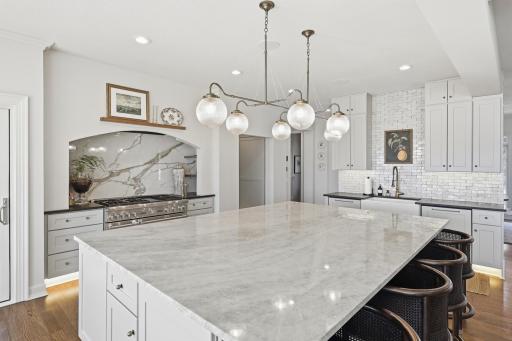 1000 Old Crystal Bay Road S, Wayzata, MN 55391