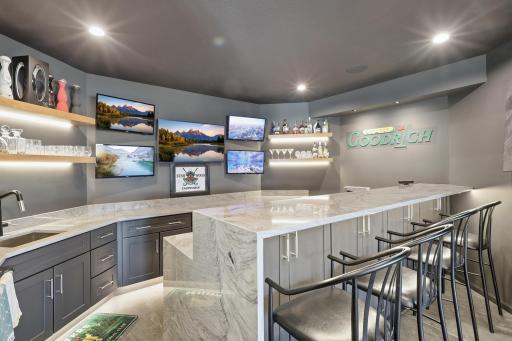 1000 Old Crystal Bay Road S, Wayzata, MN 55391