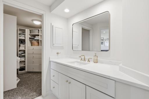 1000 Old Crystal Bay Road S, Wayzata, MN 55391