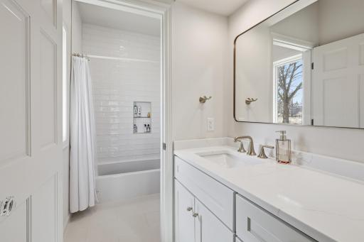1000 Old Crystal Bay Road S, Wayzata, MN 55391