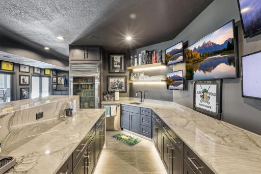 1000 Old Crystal Bay Road S, Wayzata, MN 55391