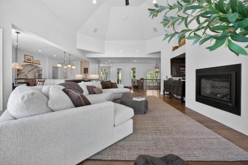 1000 Old Crystal Bay Road S, Wayzata, MN 55391